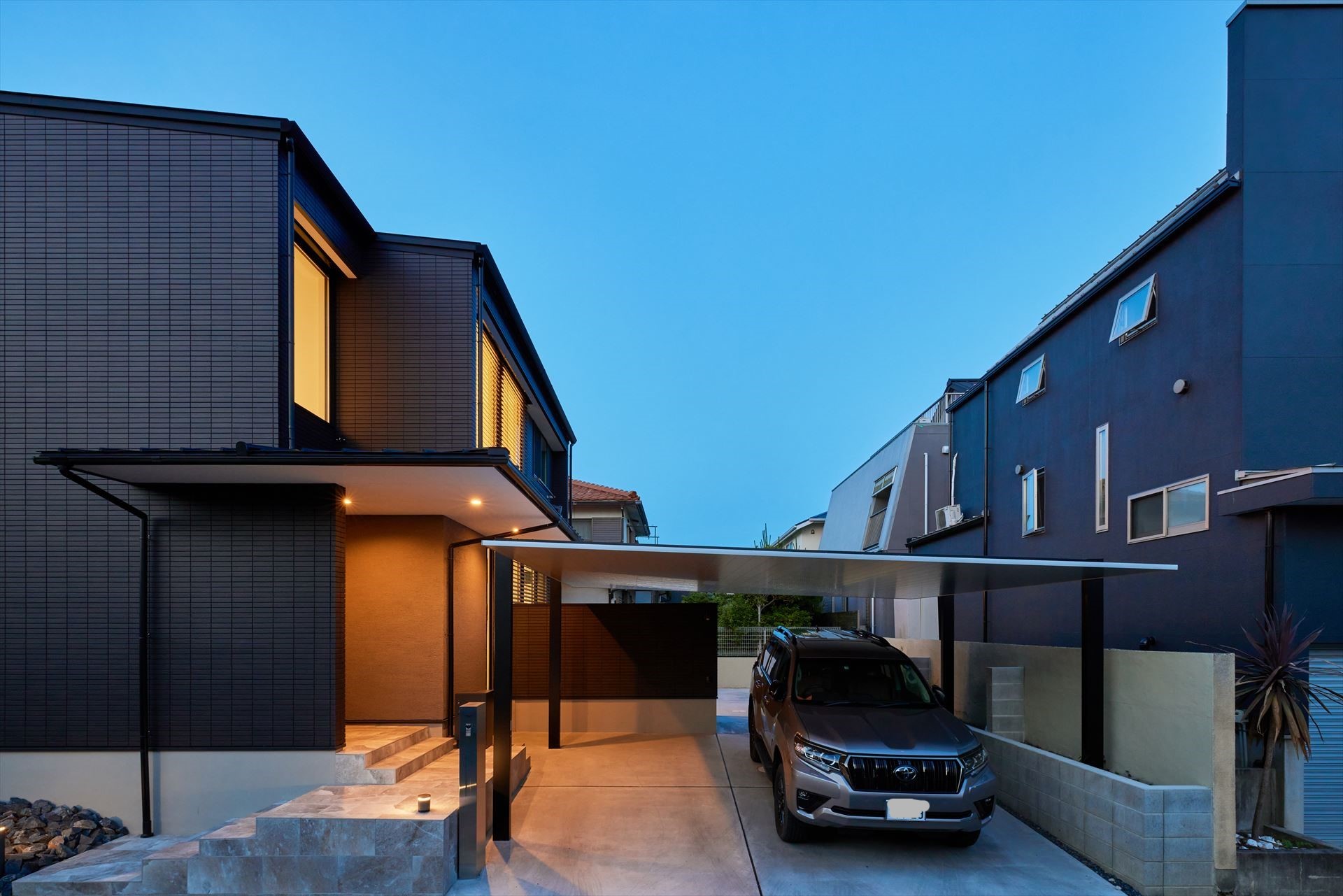 黒いハコとシャープな屋根の重なりが美しい外観デザイン